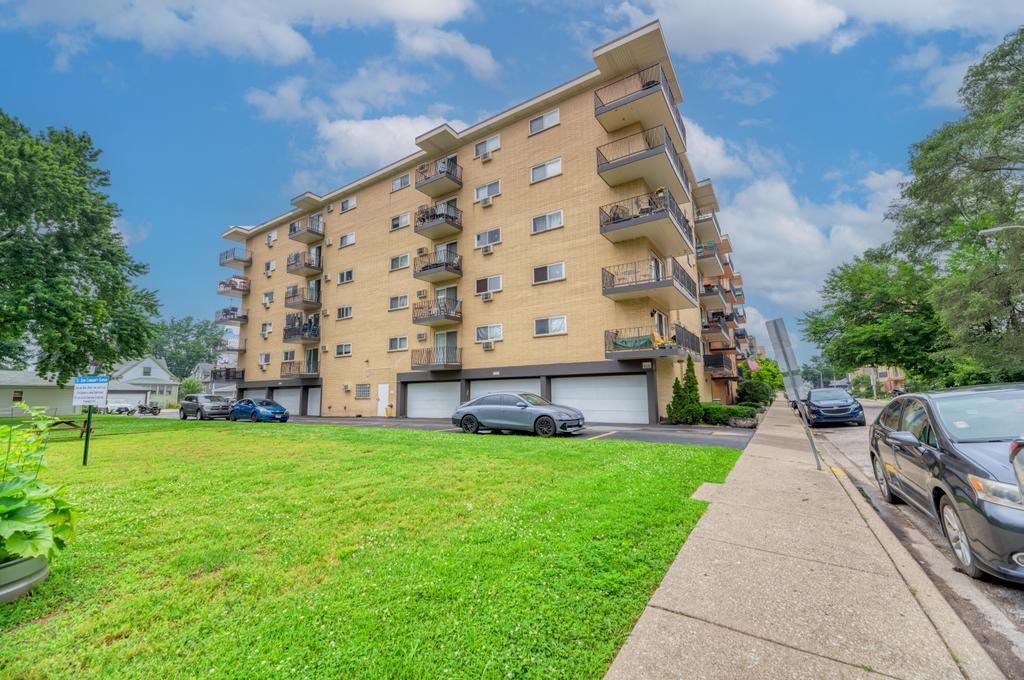 7428 Washington St. #605, Forest Park, IL 60130