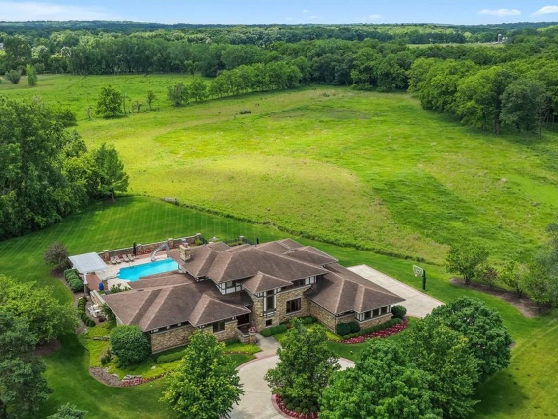 39W973 Crosscreek Ln., St. Charles, IL 60175