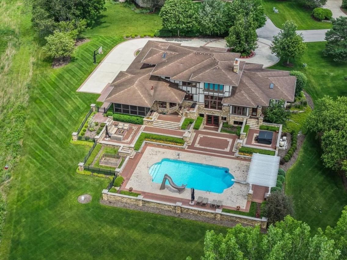 39W973 Crosscreek Ln., St. Charles, IL 60175