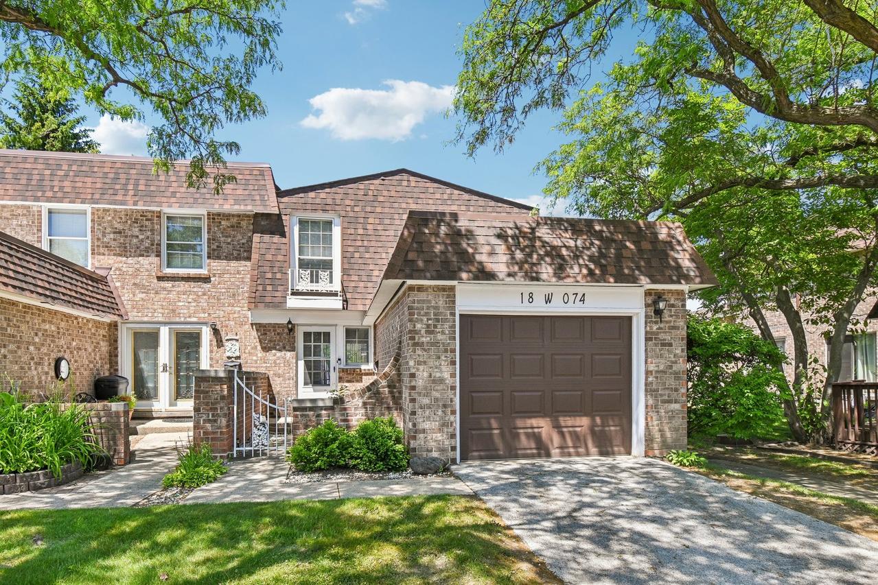 18W074 Jamestown Ln., Villa Park, IL 60181