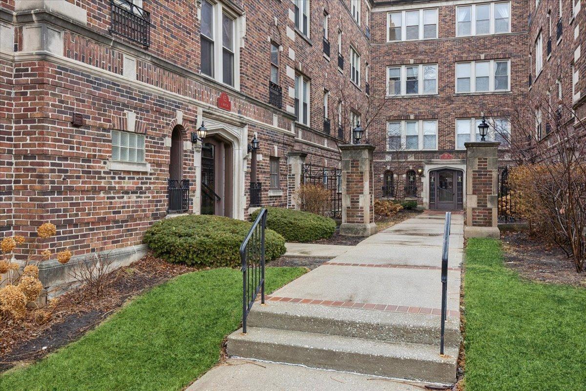 65 E Harris Ave. #2A, La Grange, IL 60525