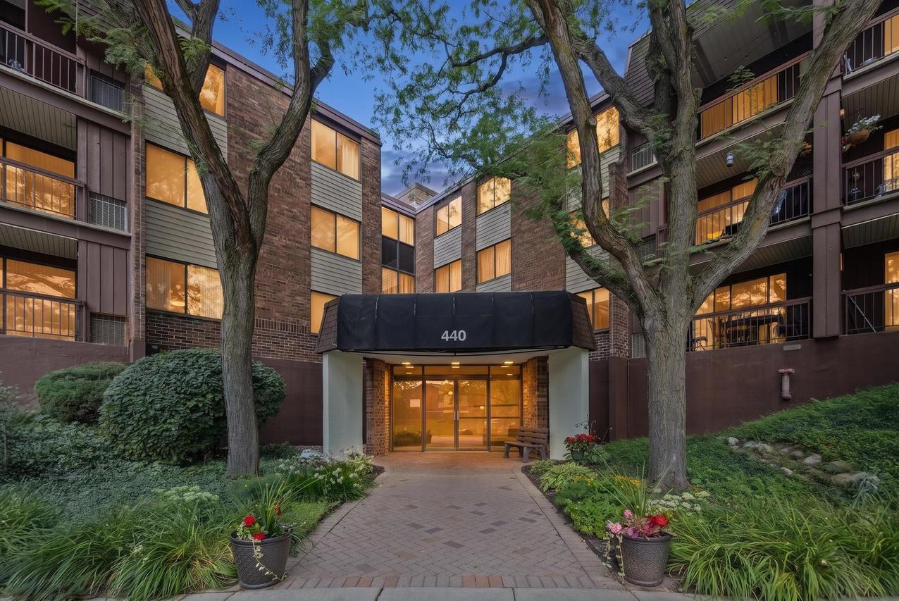 440 Raintree Ct. #3S, Glen Ellyn, IL 60137
