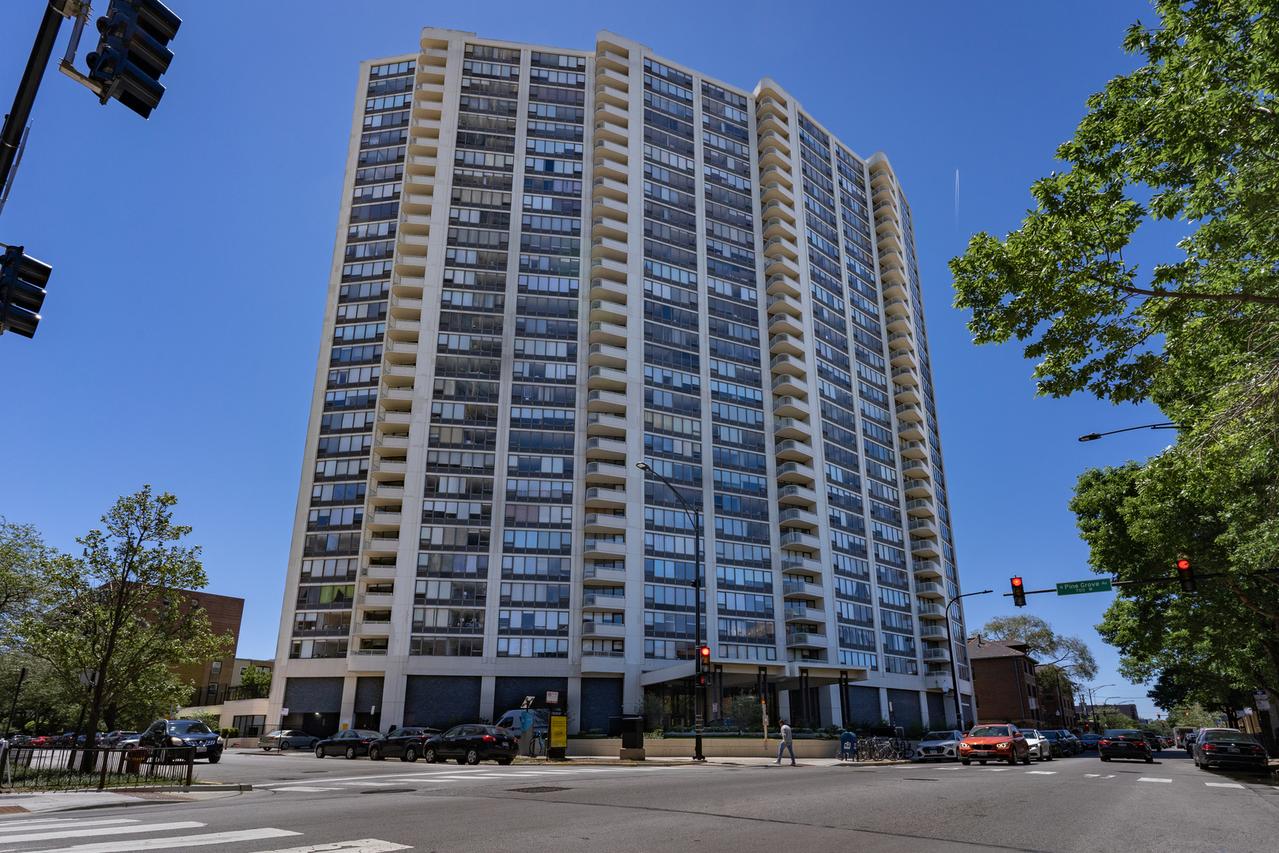 3930 N Pine Grove Ave. #306, Chicago, IL 60613