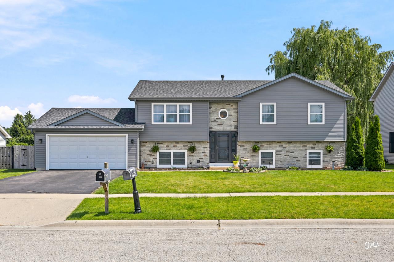 5903 Castlewood Tr., Mchenry, IL 60050