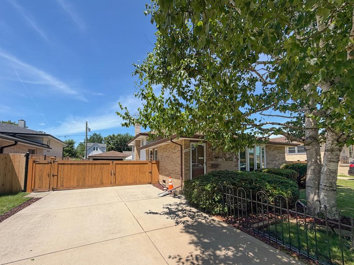 4430 Raymond Ave., Brookfield, IL 60513