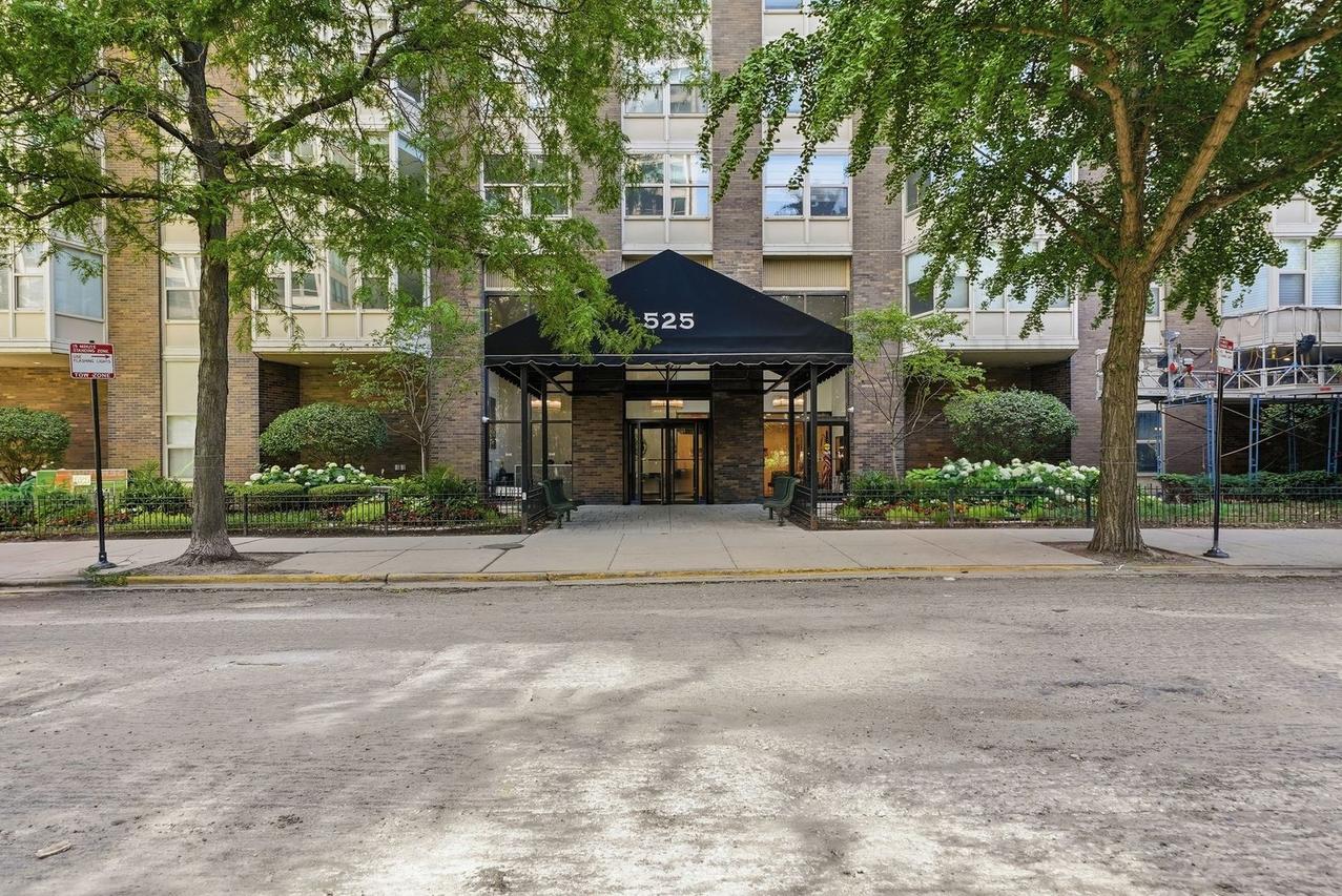 525 W Hawthorne Pl. #2308, Chicago, IL 60657