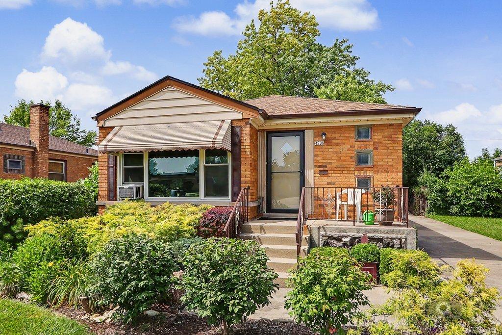 4996 Wick Dr., Oak Lawn, IL 60453