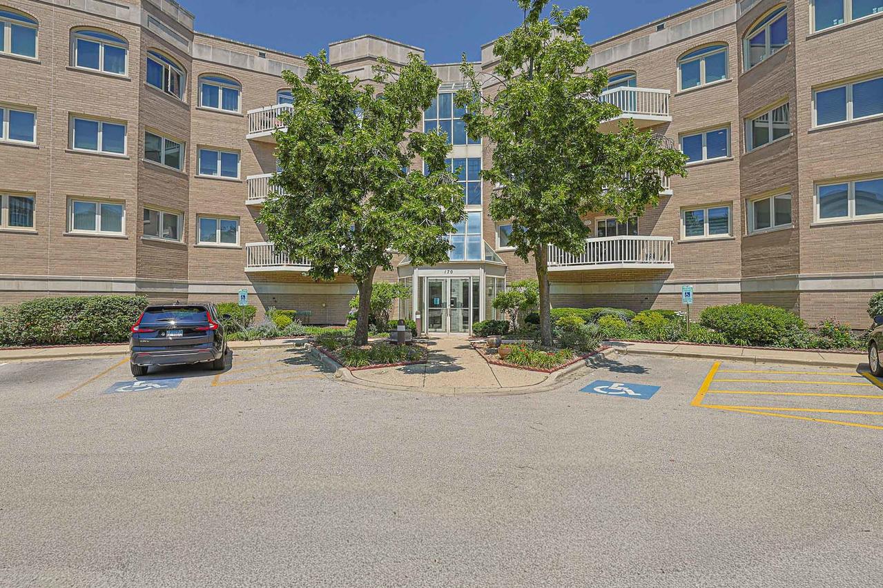 170 Manchester Dr. #305, Buffalo Grove, IL 60089