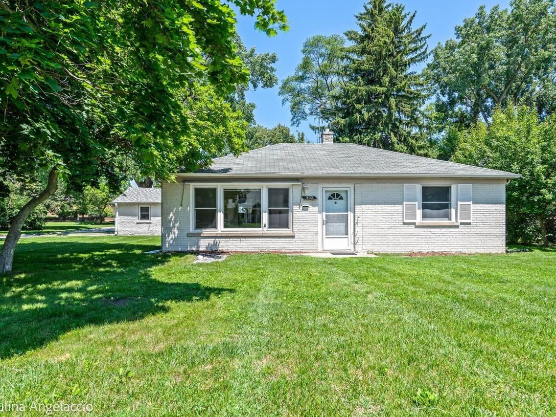 902 E Rockland Rd., Libertyville, IL 60048