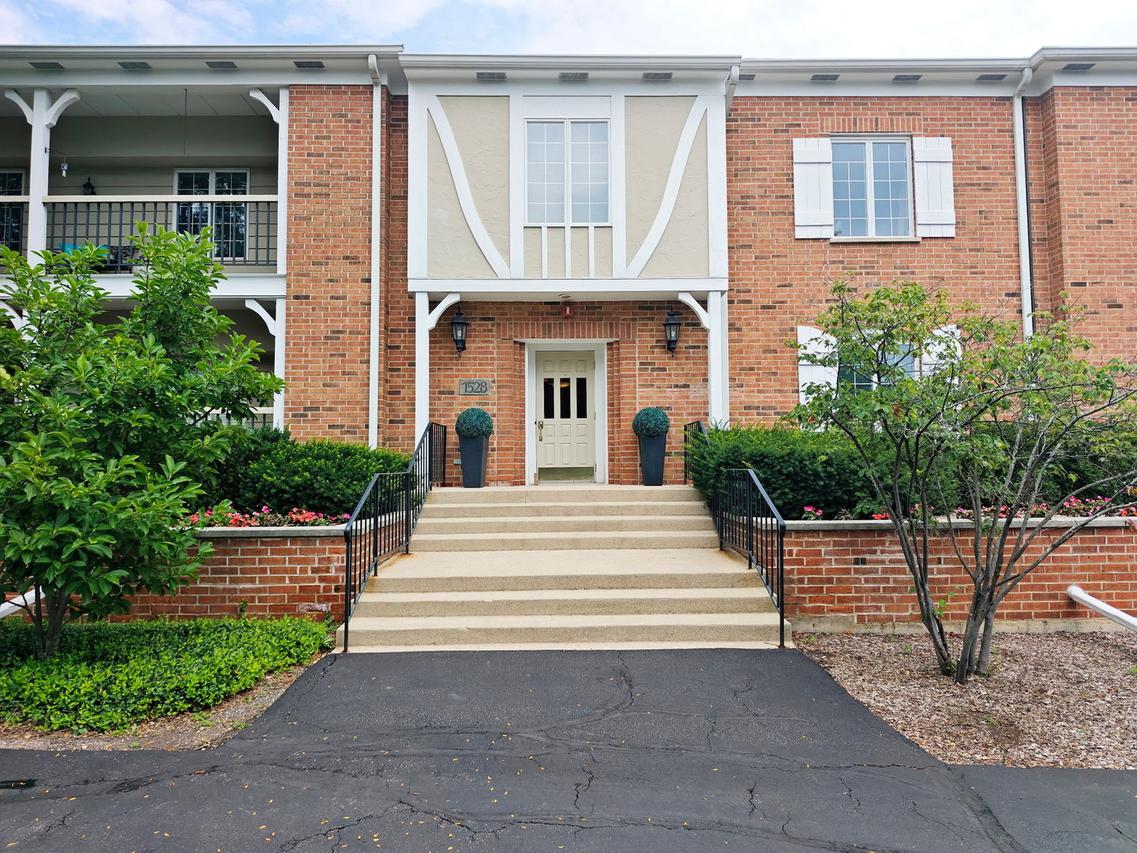 1528 Shire Cir. #1A, Inverness, IL 60067