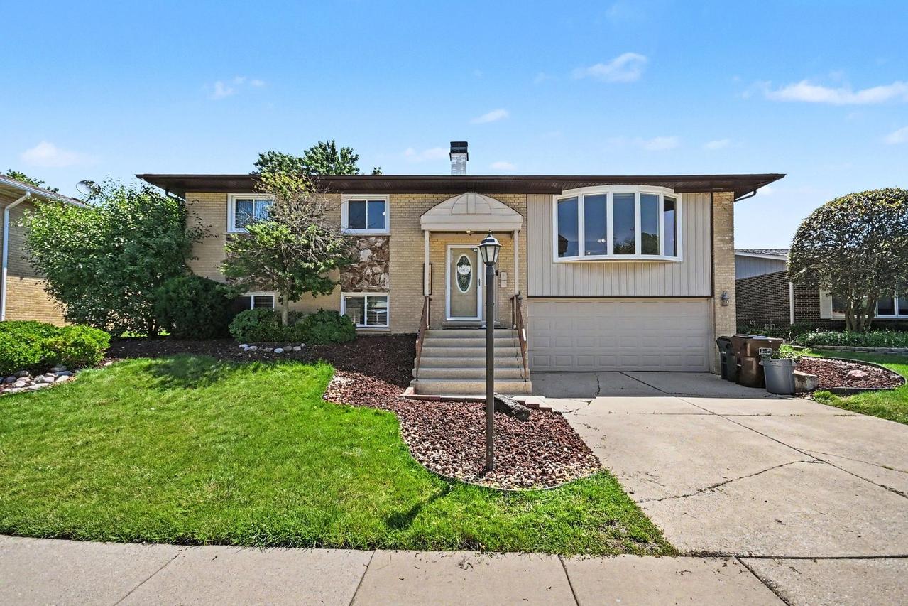 15329 Maple Dr., Oak Forest, IL 60452