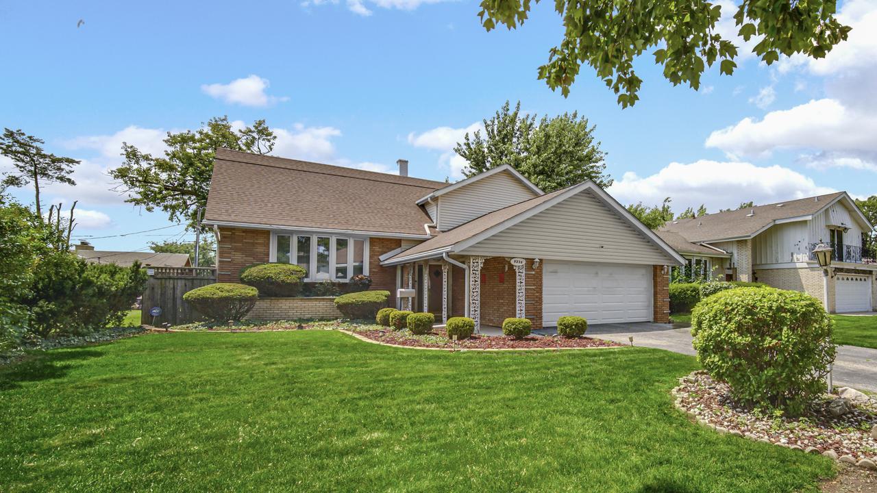 9236 S Karlov Ave., Oak Lawn, IL 60453