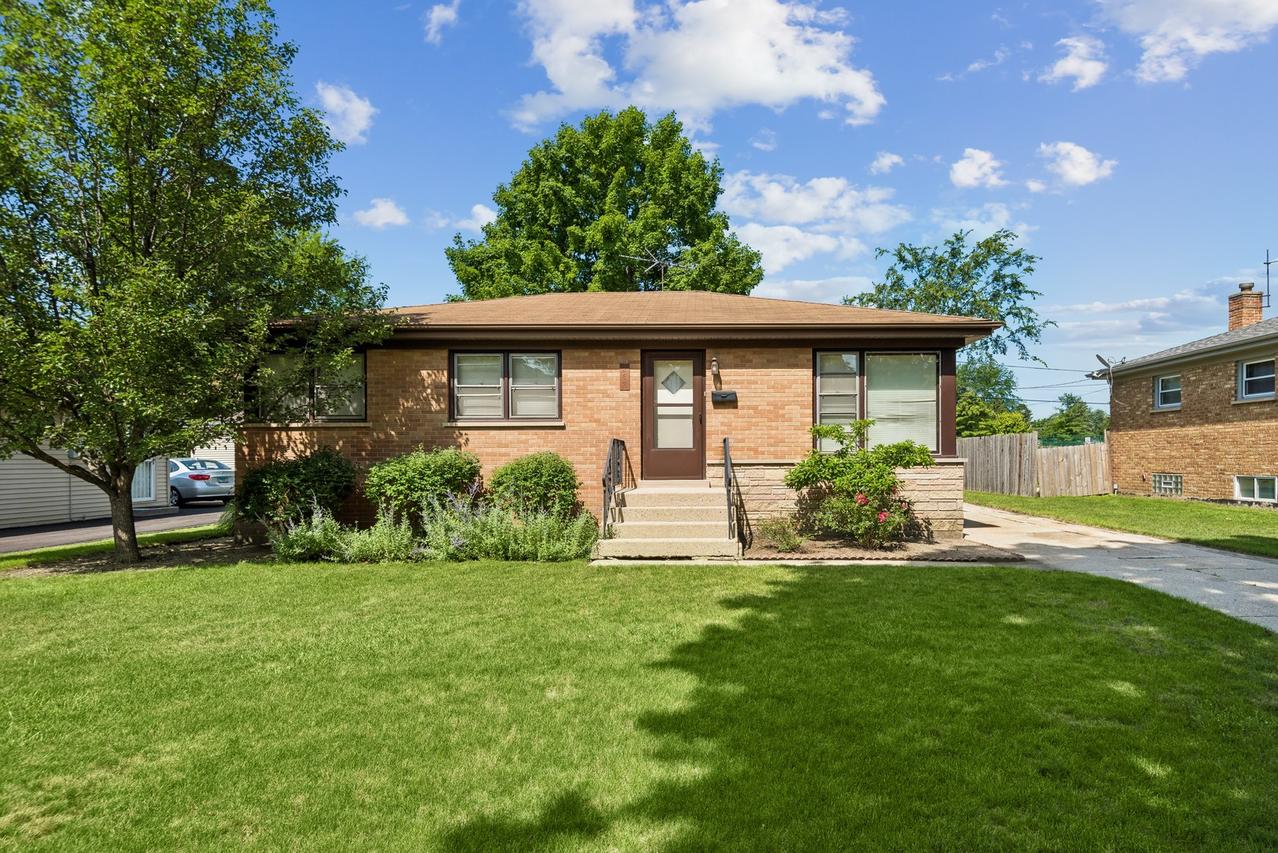242 N Greenview Ave., Mundelein, IL 60060