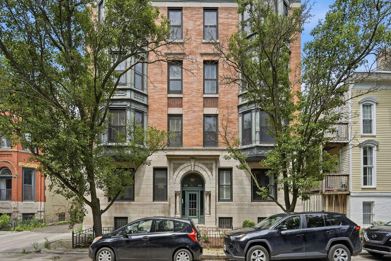 510 W Grant Pl. #301, Chicago, IL 60614