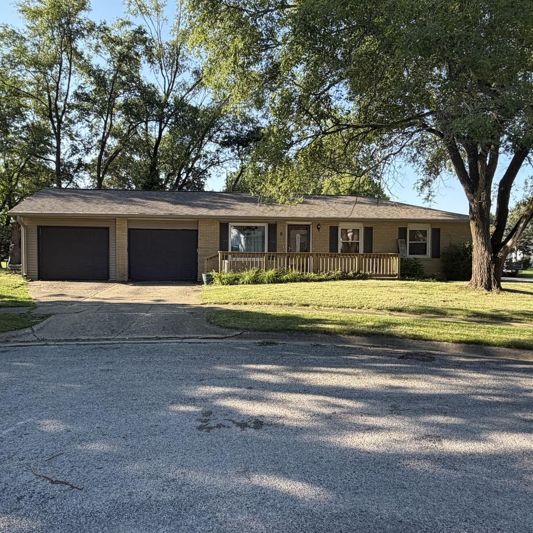 8 Sandburg Ct., Clinton, IL 61727