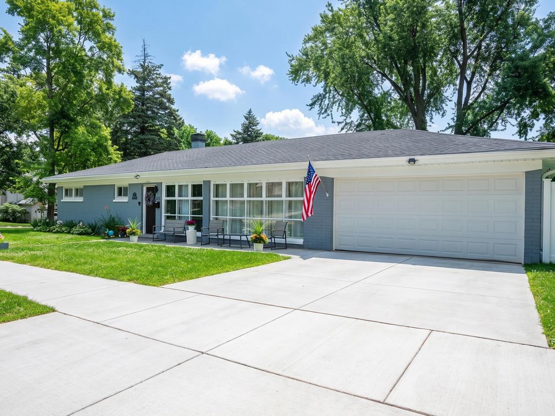 323 E Taylor Rd., Lombard, IL 60148