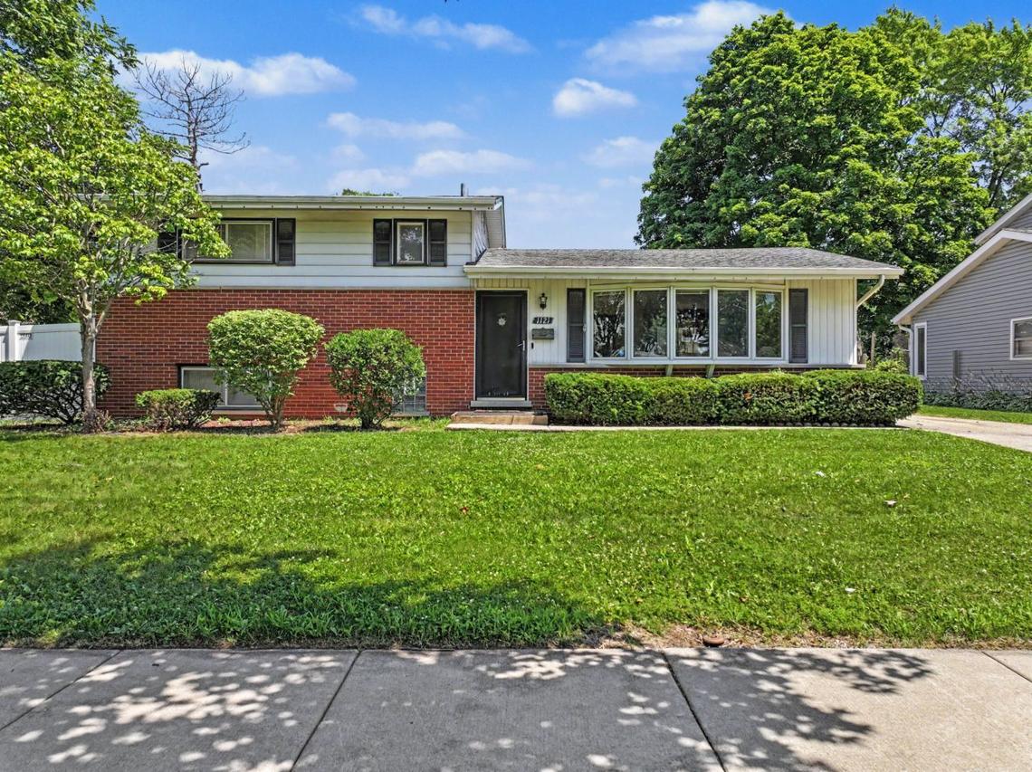 1121 N Crabtree Ln., Mount Prospect, IL 60056