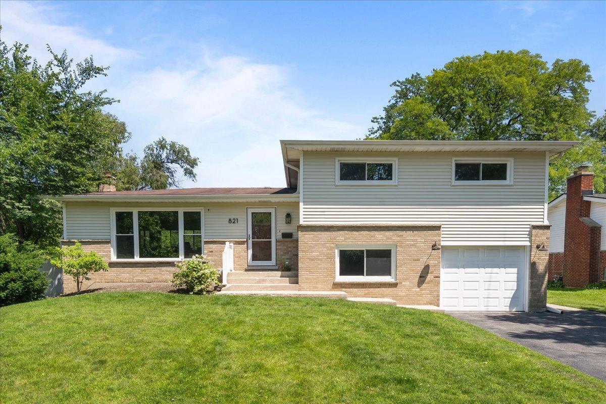 821 Castlewood Ln., Deerfield, IL 60015