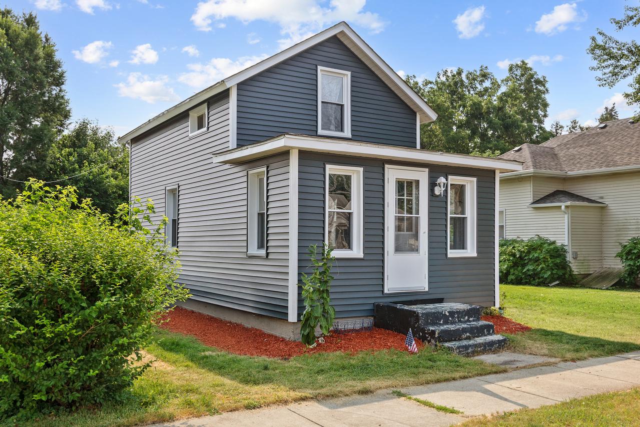 141 Oak St., Hampshire, IL 60140