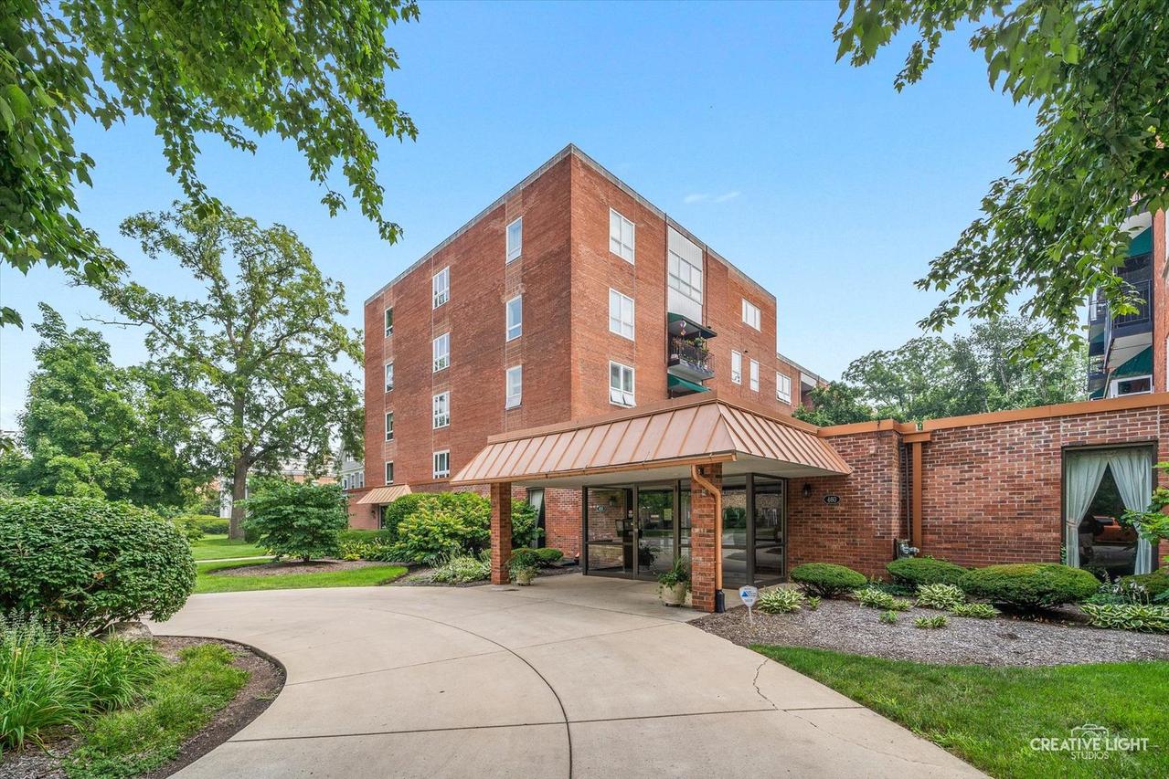 450 W Downer Pl. #4C, Aurora, IL 60506
