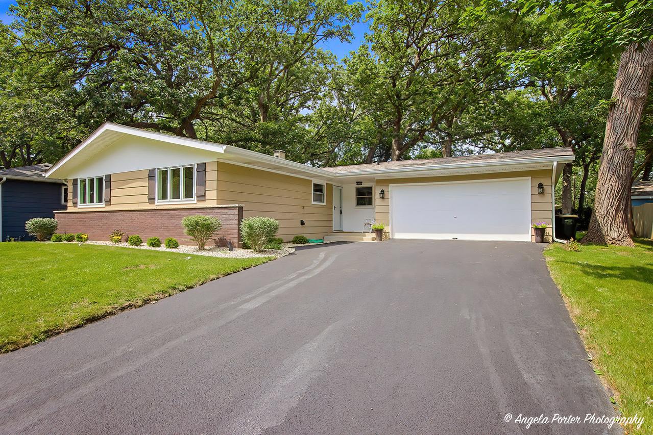 1403 Dairy Ln., Mundelein, IL 60060