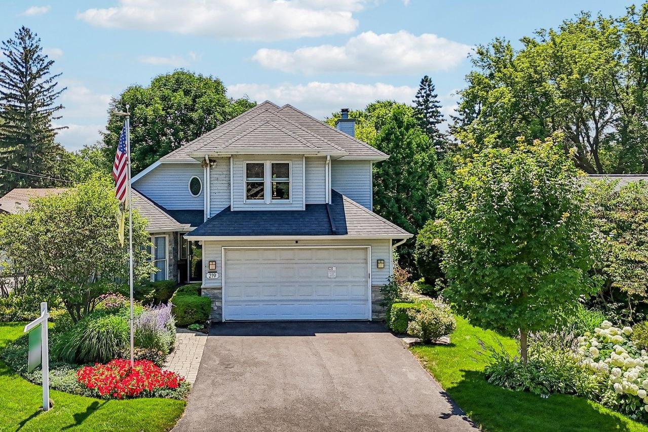 219 Woodlawn Dr., Mundelein, IL 60060