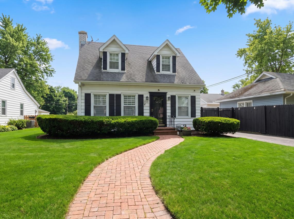 1113 Douglas Ct., Waukegan, IL 60085