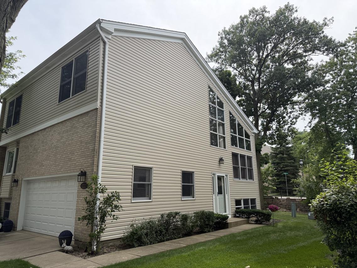 222 Thomas Dr., Wood Dale, IL 60191