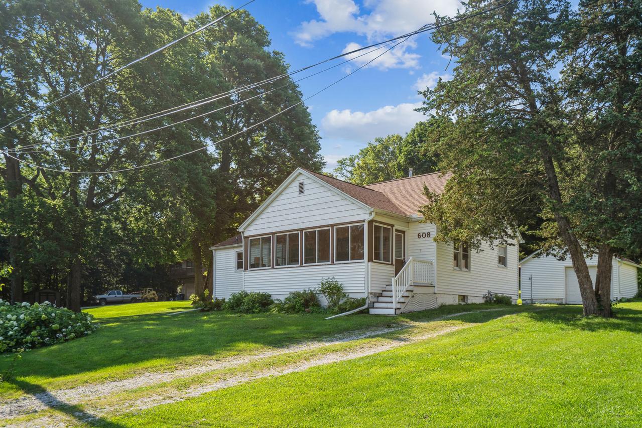 608 3rd Ave., Cordova, IL 61242