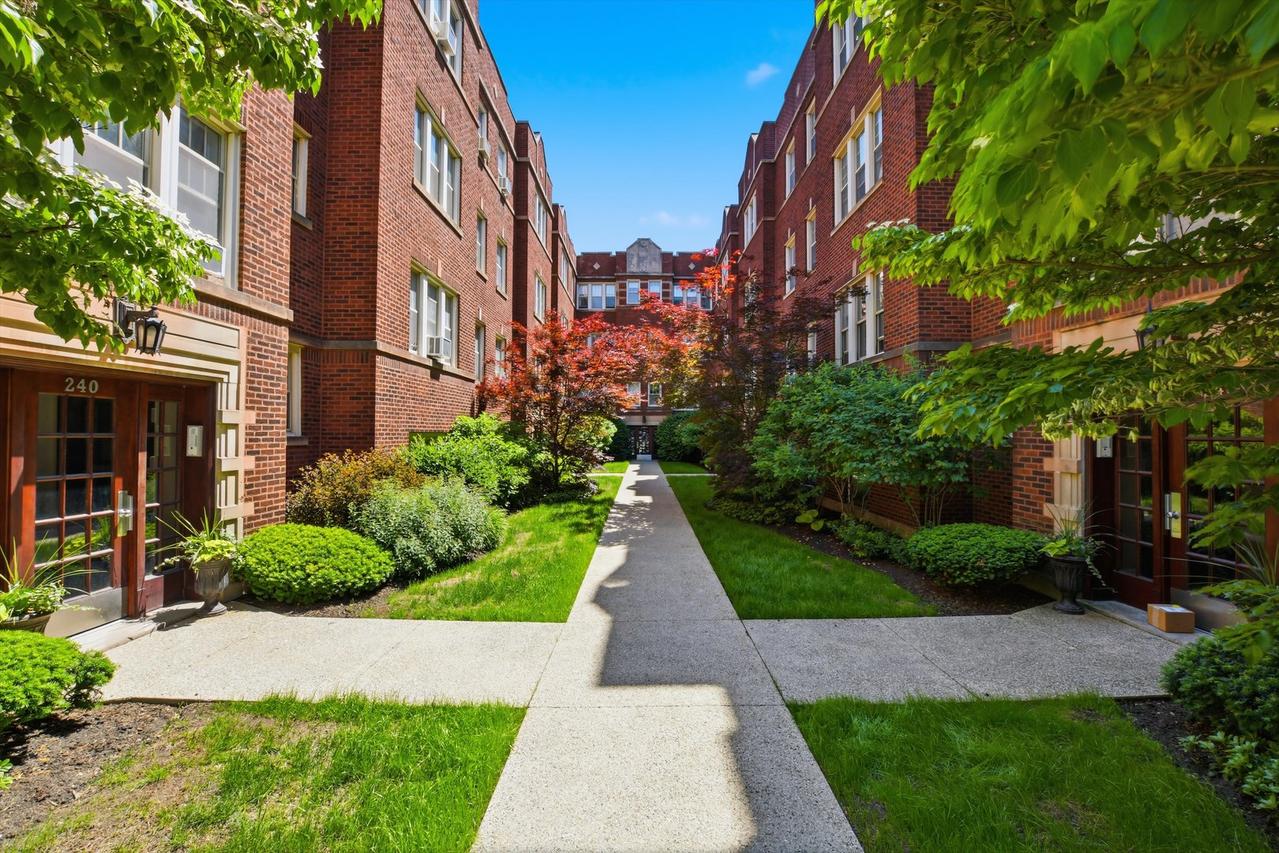 240 S Maple Ave. #1W, Oak Park, IL 60302