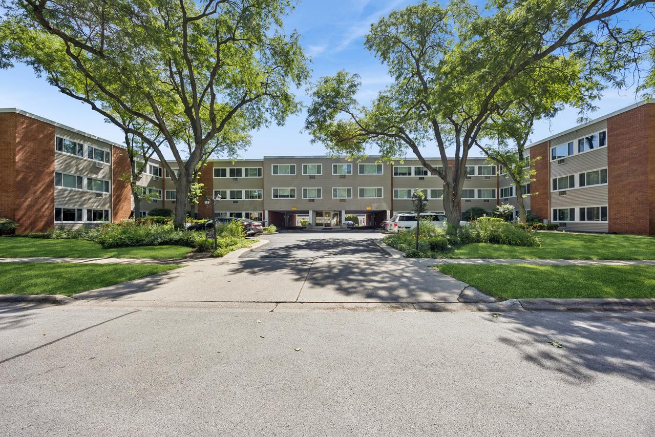 1139 Leavitt Ave. #305, Flossmoor, IL 60422