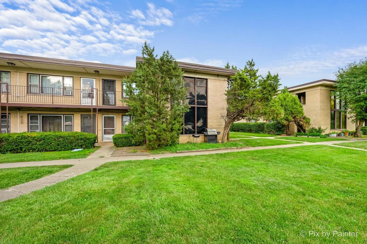 16 King Arthur Ct. #10, Northlake, IL 60164