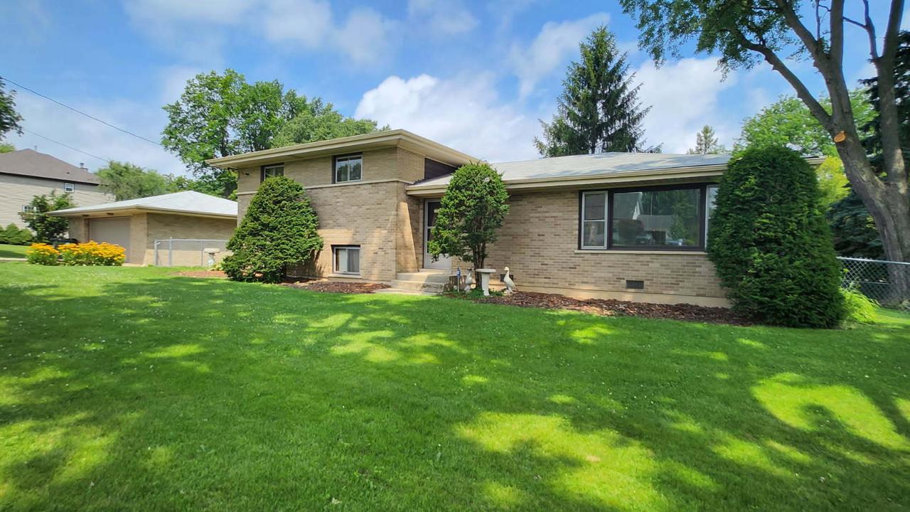 1030 W Kenilworth Ave., Palatine, IL 60067