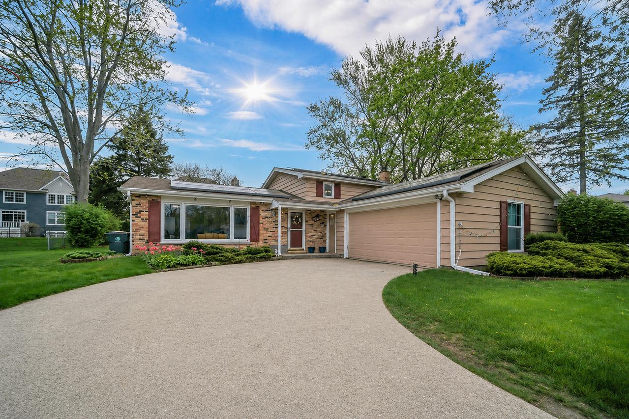 401 Greentree Pkwy., Libertyville, IL 60048