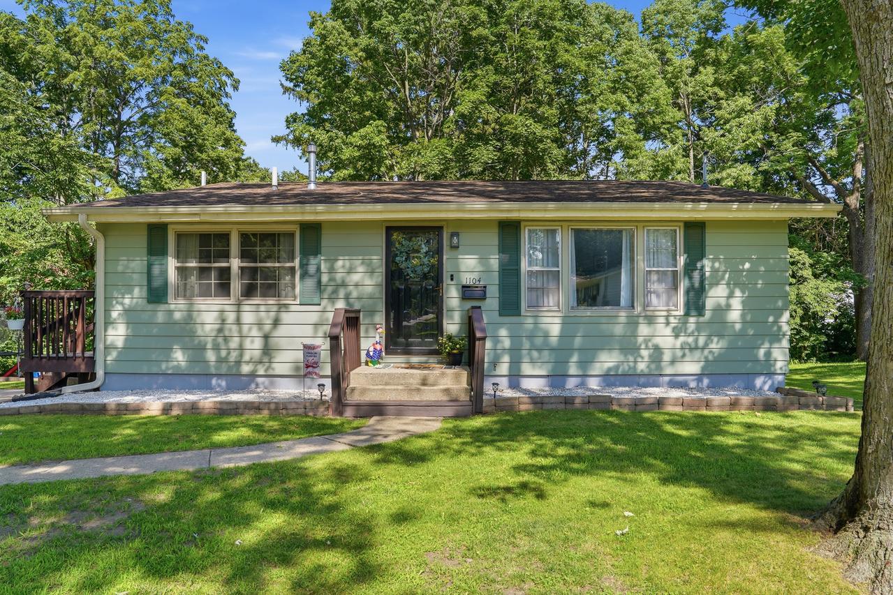 1104 Elm Pl., Dixon, IL 61021