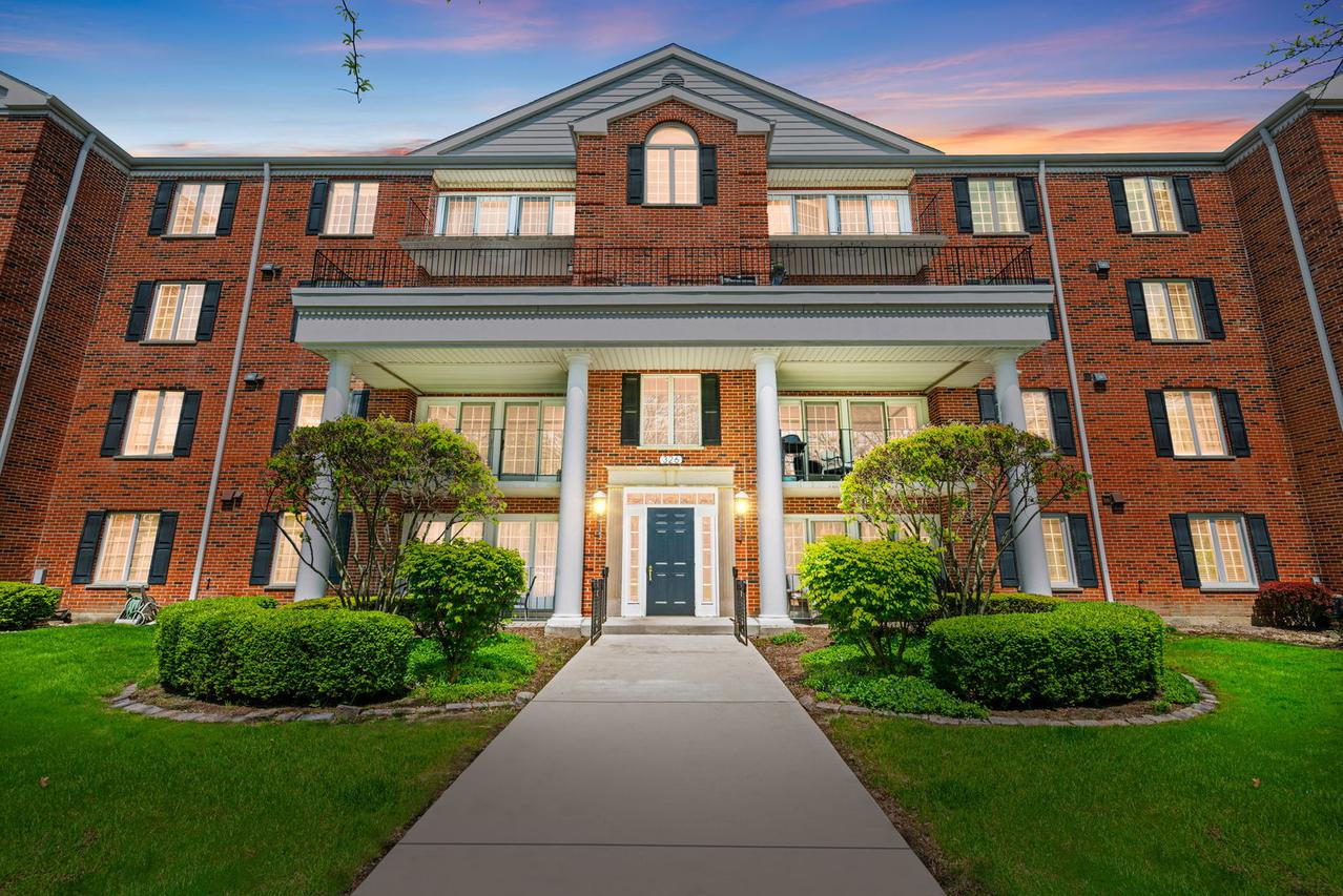 326 Park Ave. #21, Clarendon Hills, IL 60514