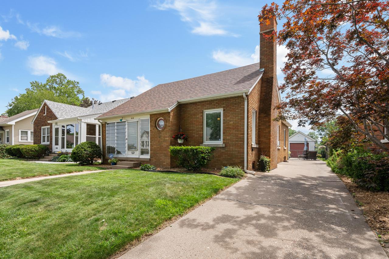 516 21st Ave., Moline, IL 61265