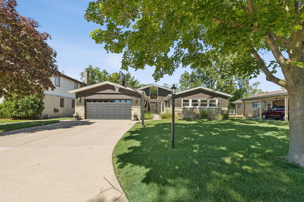 9424 Tripp Ave., Skokie, IL 60076