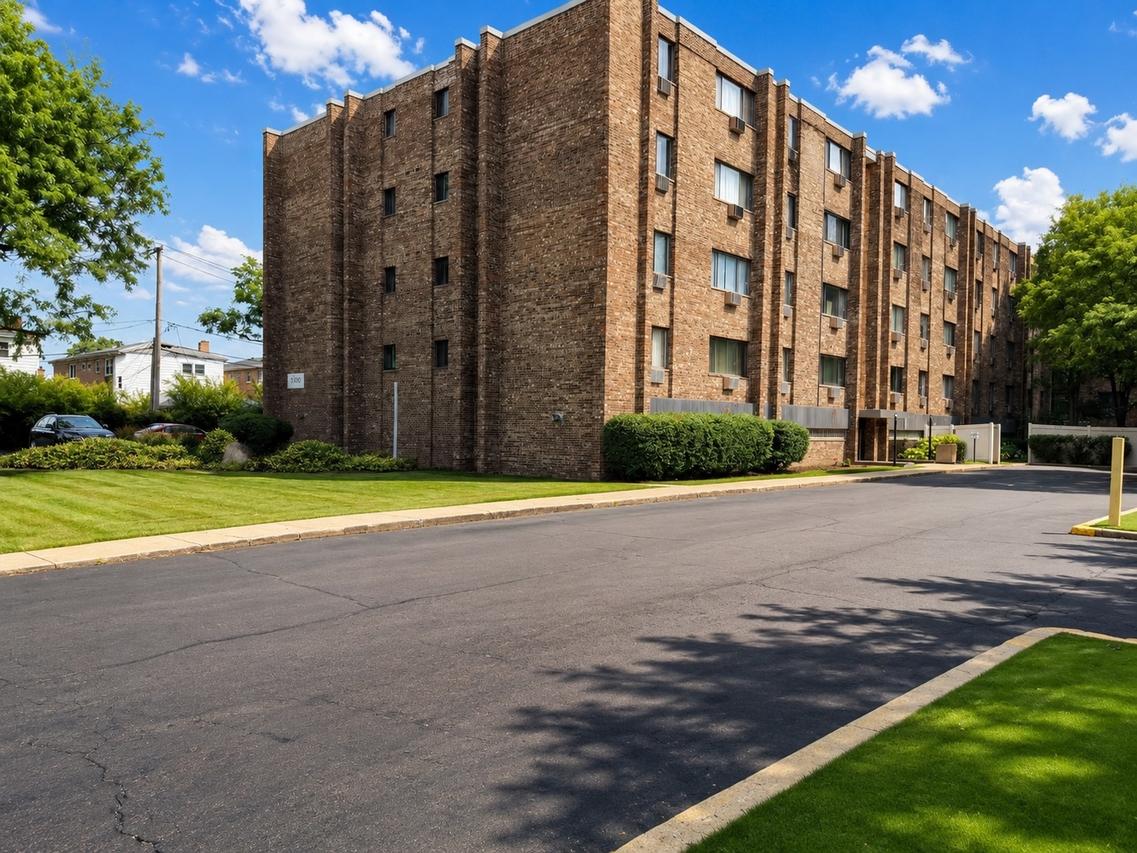 5306 N Cumberland Ave. #521, Chicago, IL 60656