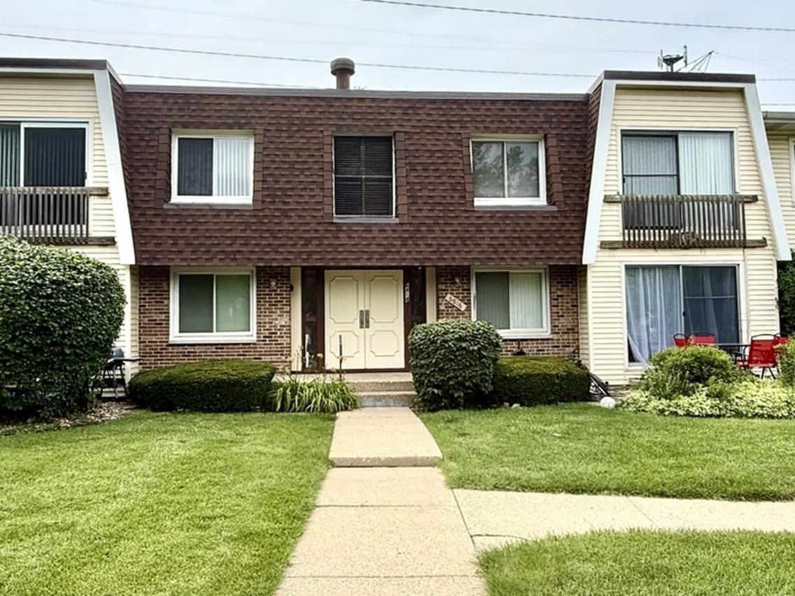 6818 Roberts Dr. #7, Woodridge, IL 60517