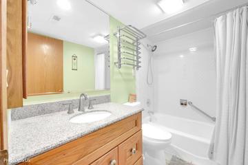 1380 Oakwood Ave. #204, Des Plaines, IL 60016