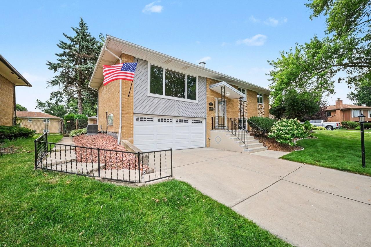 15217 Pine Dr., Oak Forest, IL 60452