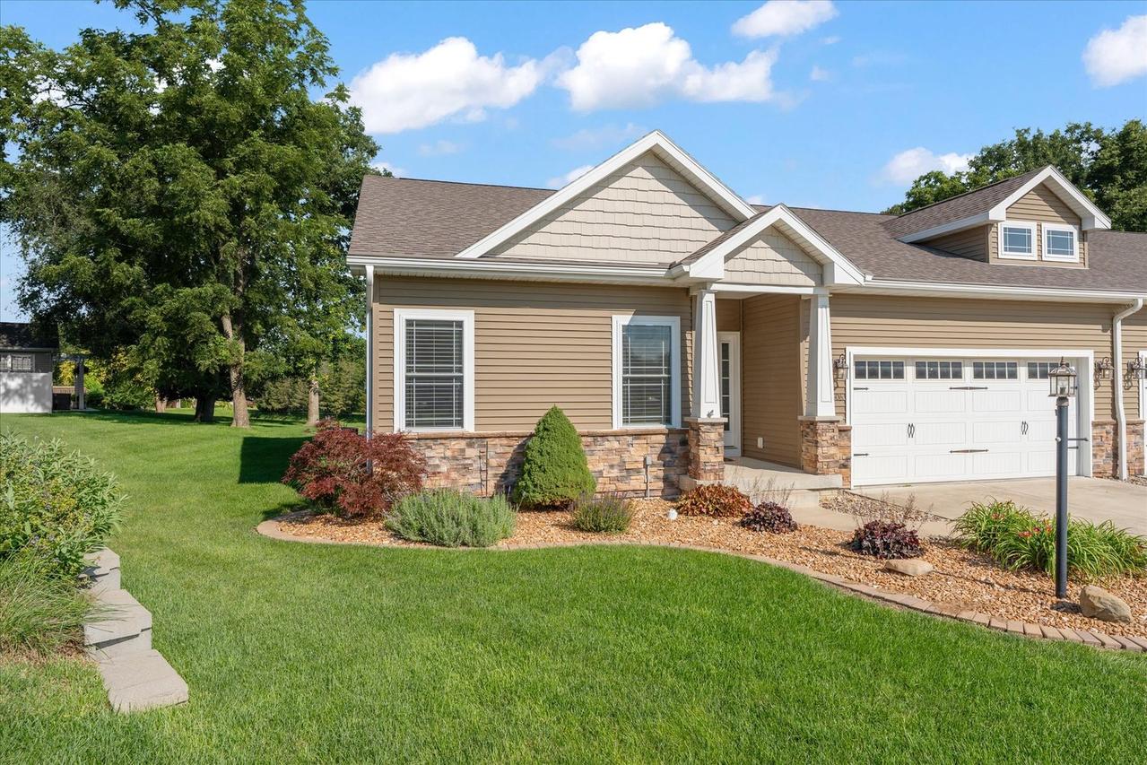 1806 Lake Ridge Ct., Mahomet, IL 61853