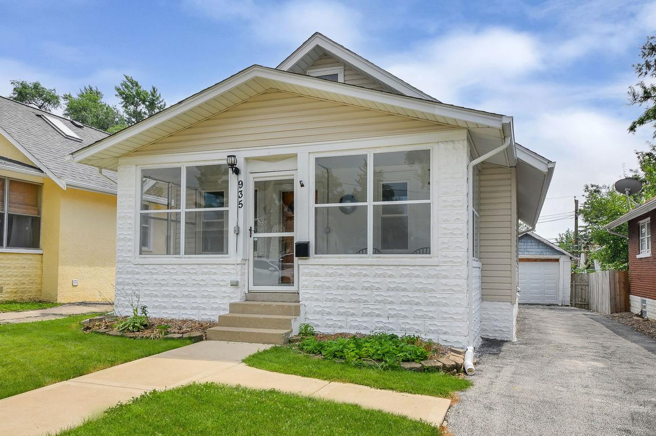 935 4th Ave., Aurora, IL 60505