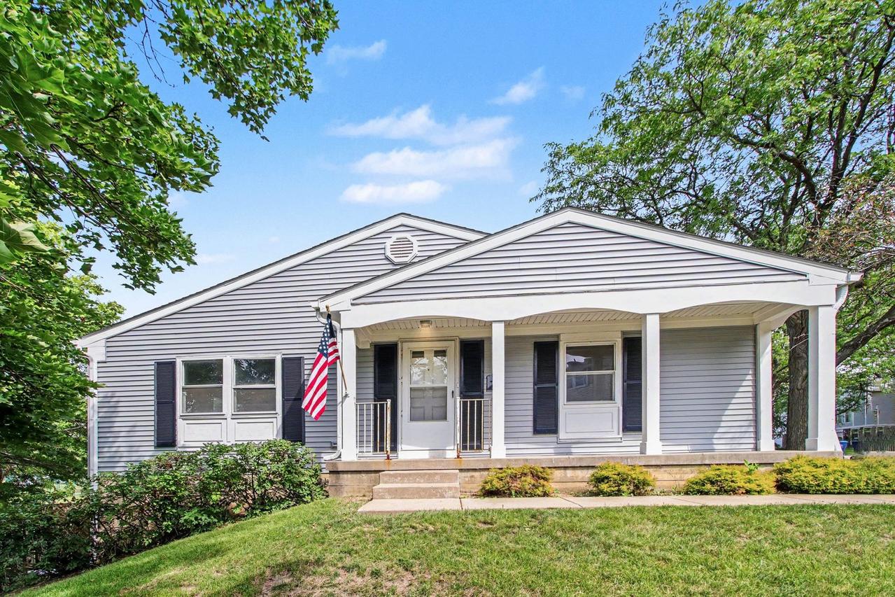 1938 Oxford Ct., Schaumburg, IL 60194