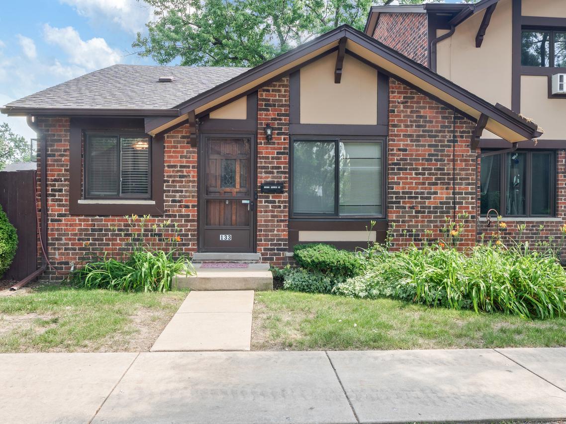 18W133 Kirkland Ln., Villa Park, IL 60181