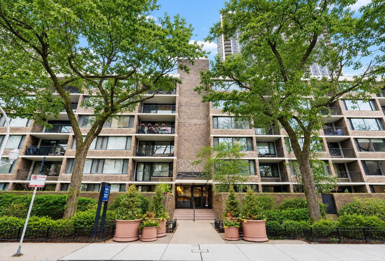 1555 N Sandburg Ter. #517, Chicago, IL 60610