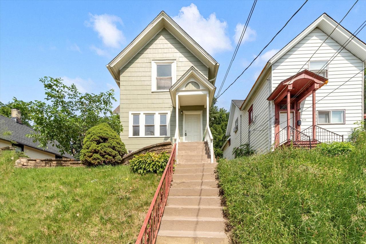 649 Wellington Ave., Elgin, IL 60120