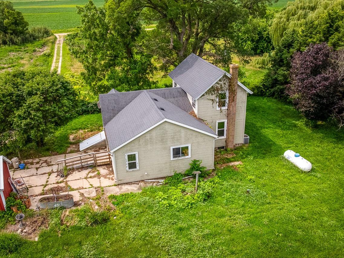 9836 E Maize Rd., Ridott, IL 61067