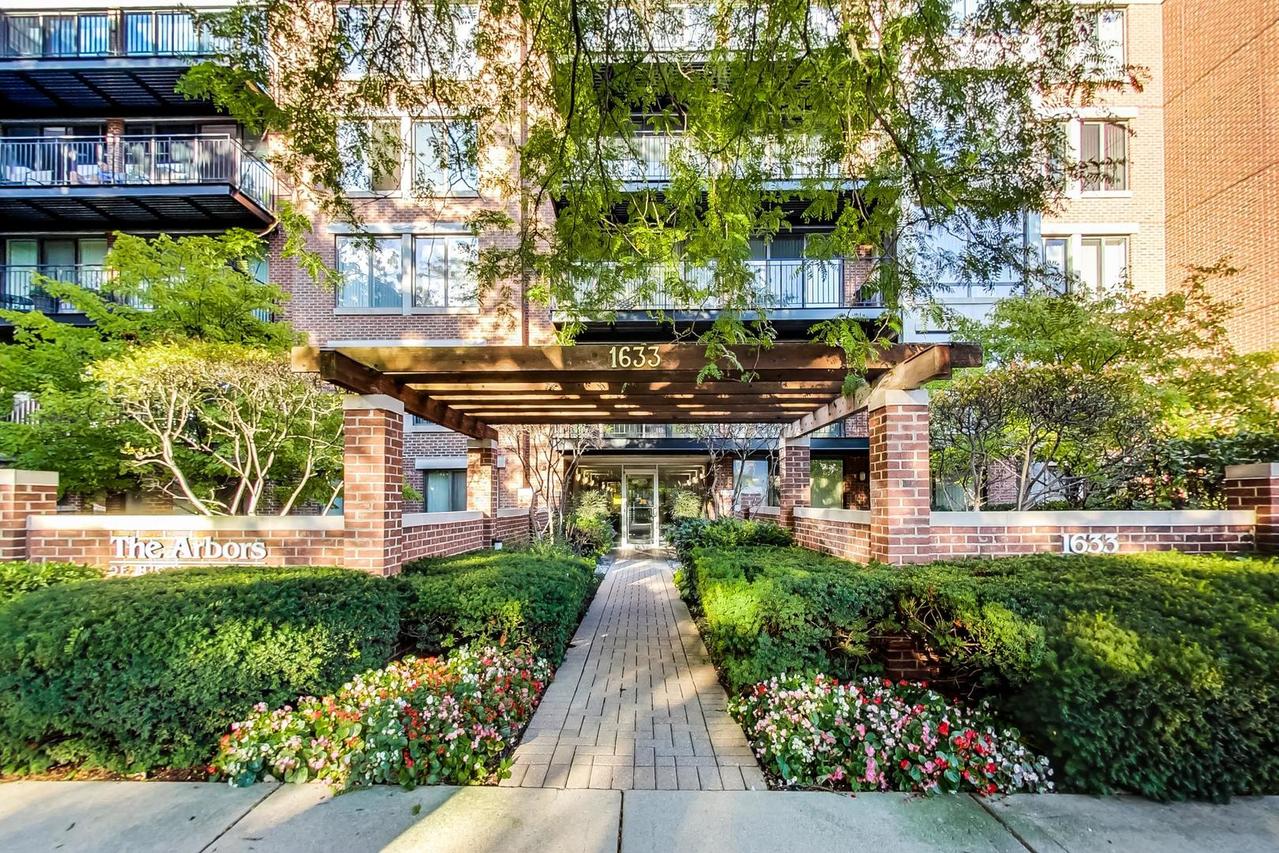1633 2nd St. #503, Highland Park, IL 60035